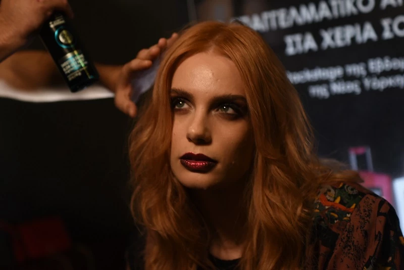 Βρεθήκαμε backstage στην Εβδομάδα Μόδας της Αθήνας και μάθαμε πώς θα πετύχεις τα τέλεια messy hair που βλέπεις στο catwalk - εικόνα 3