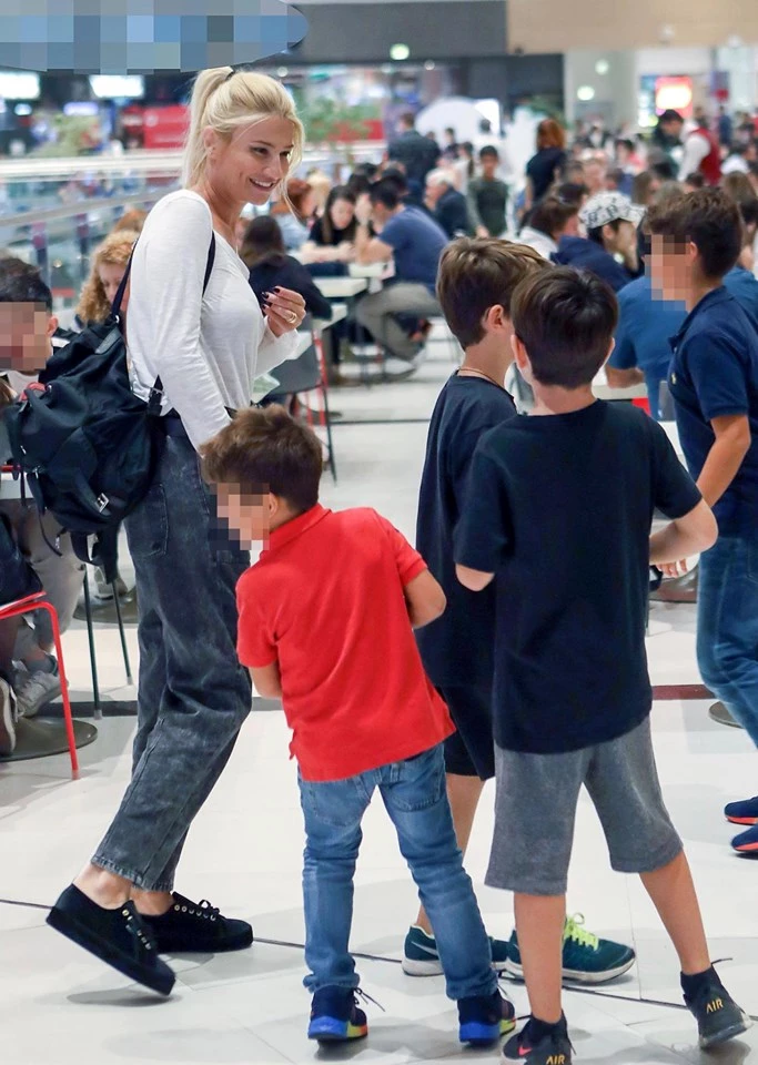 Η Φαίη Σκορδά σε βόλτα με την καλύτερη παρέα | Το φοιτητικό look που έκανε - εικόνα 3
