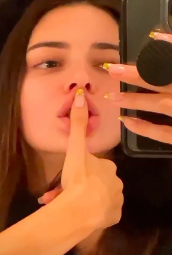 Μόλις δεις το μανικιούρ της Kendall Jenner θα θέλεις σίγουρα να το αντιγράψεις