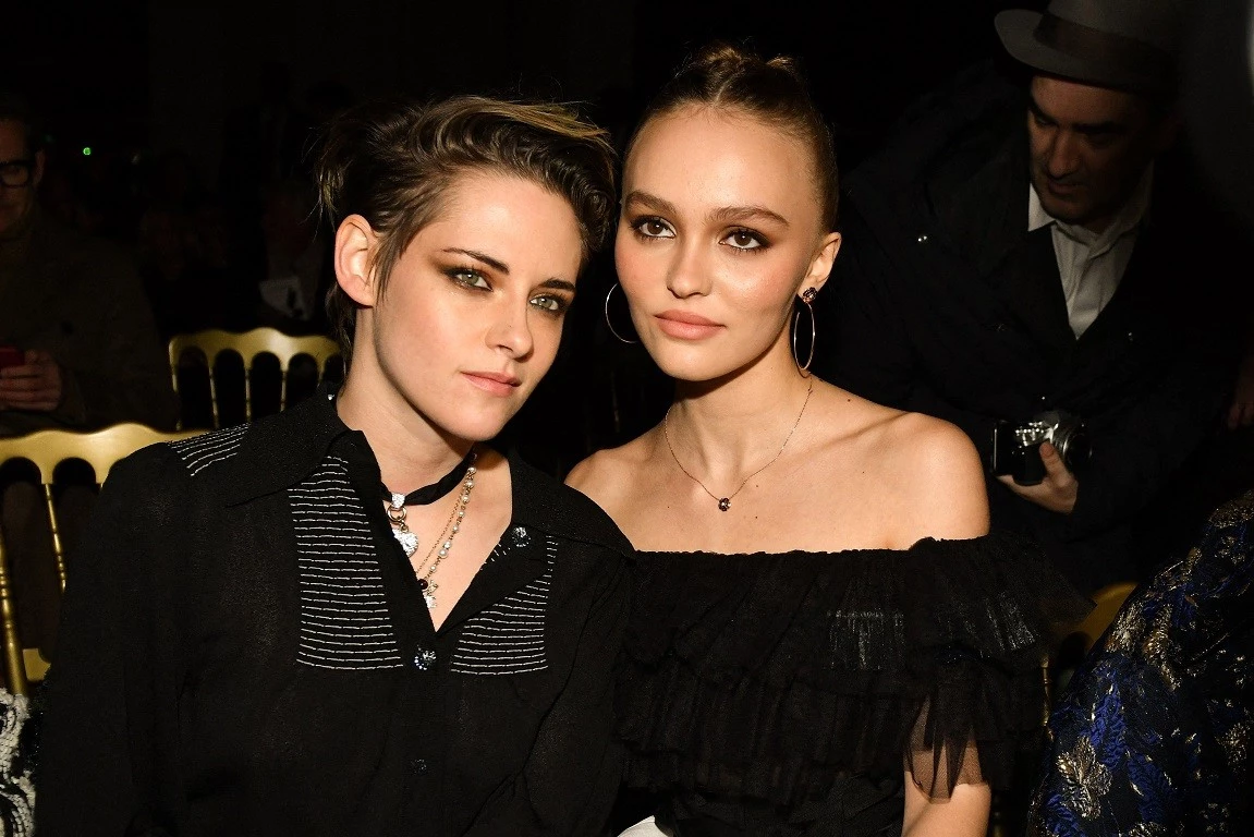 Chanel Métiers d’art show | Οι πασίγνωστες γυναίκες που τίμησαν με την παρουσία τους την πρώτη συλλογή της Virginie Viard - εικόνα 2
