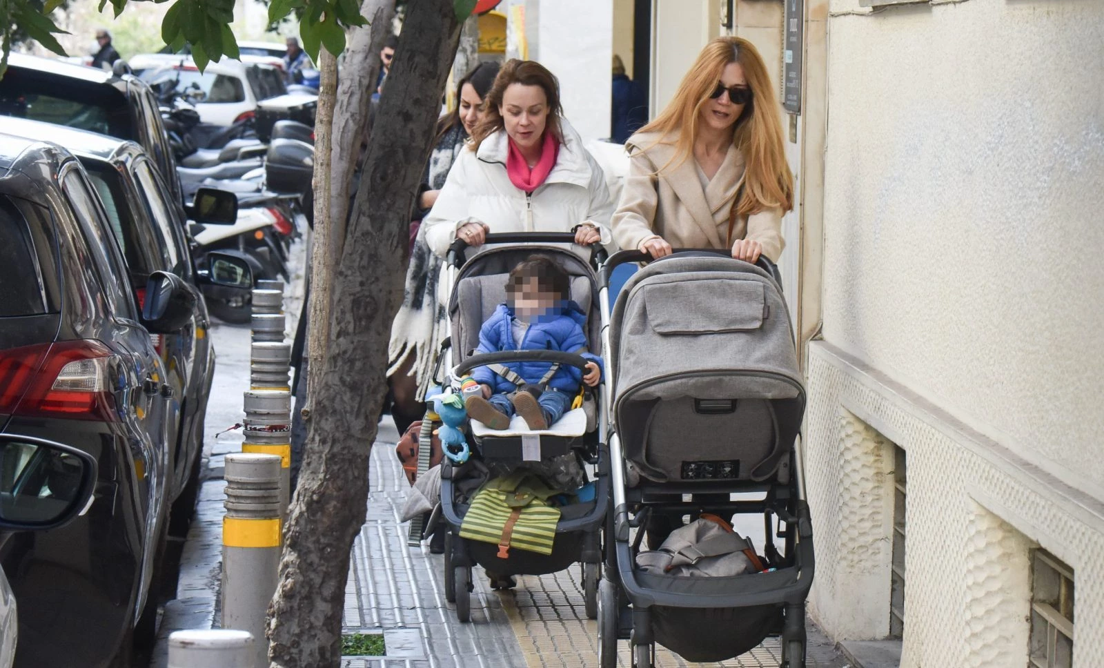 Λένα Παπαληγούρα | Η βόλτα με την Ιωάννα Παππά και τα παιδιά τους και τα cozy outfits - εικόνα 2