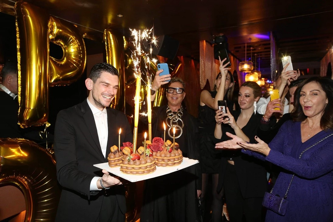Zuka Athens | Ποιους Έλληνες celebrities είδαμε στα γενέθλια του Πλάτωνα Παπαγιαννόπουλου - εικόνα 4