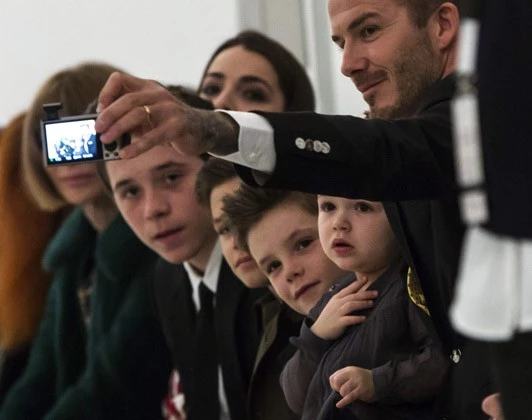 Οι Beckham’s στηρίζουν τη Victoria | Όλες οι φορές που η οικογένεια βρέθηκε στο front row της σχεδιάστριας - εικόνα 3