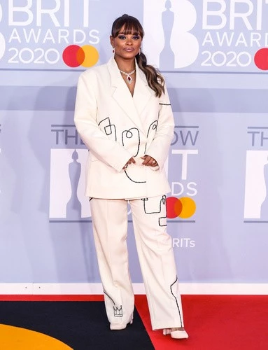 BRIT Awards 2020 | Oι εμφανίσεις στο κόκκινο χαλί των βραβείων
