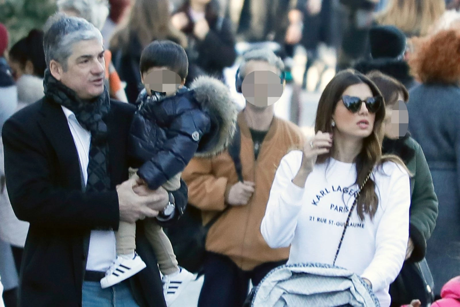 Family Goals | Η Σταματίνα Τσιμτσιλή και ο Θέμης Σοφός για βόλτα με τα παιδιά τους στο κέντρο της πόλης - εικόνα 3