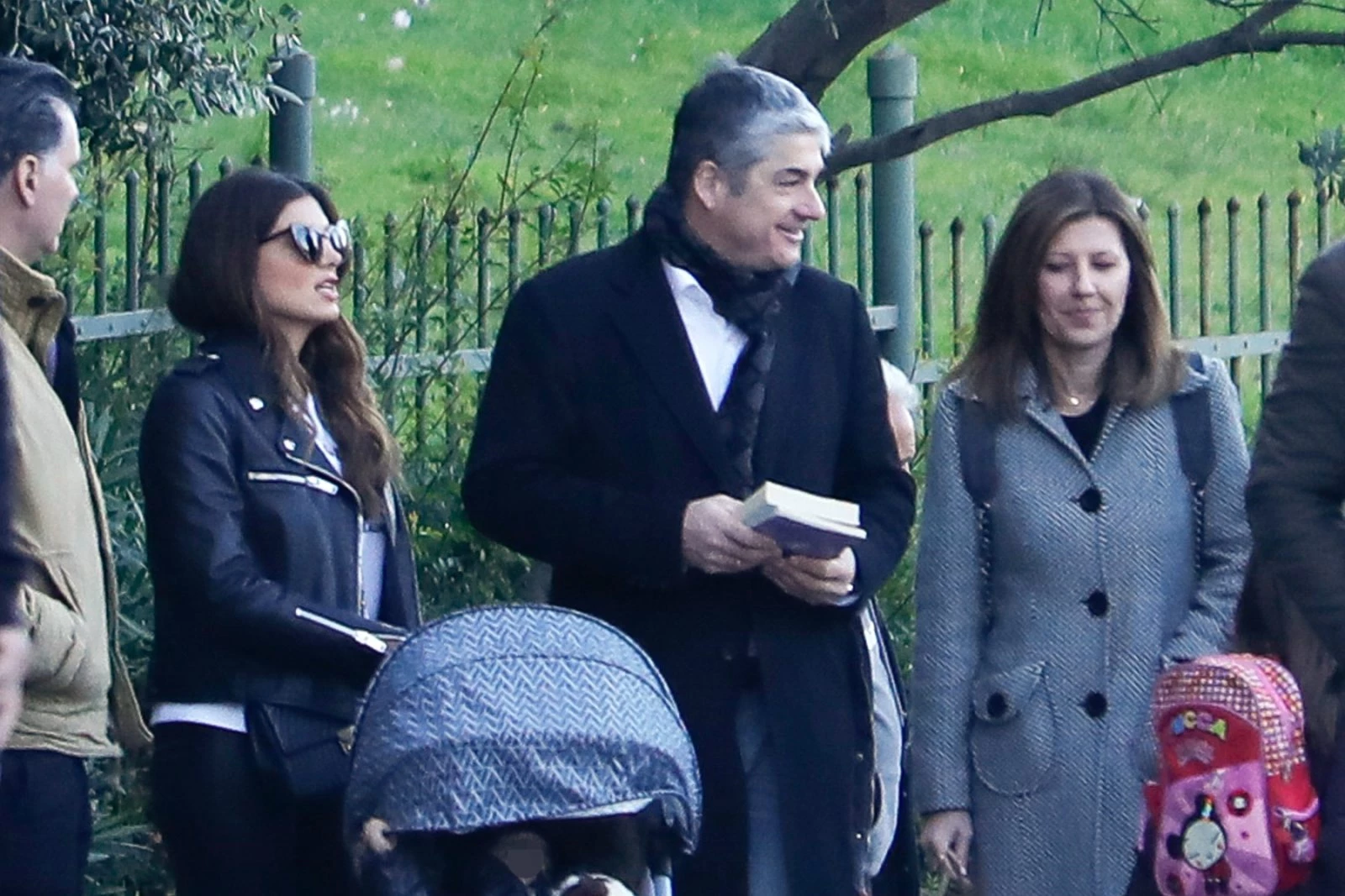 Family Goals | Η Σταματίνα Τσιμτσιλή και ο Θέμης Σοφός για βόλτα με τα παιδιά τους στο κέντρο της πόλης - εικόνα 4