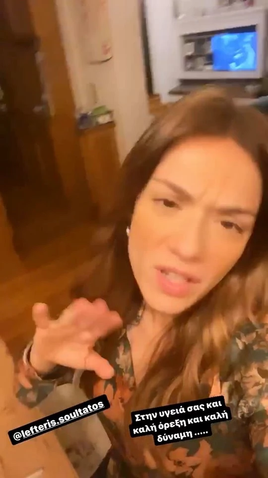 «Έξοδος» στο σπίτι | Το look της Βάσως Λασκαράκη για να δειπνήσει με τον σύζυγό της, Λευτέρη Σουλτάτο