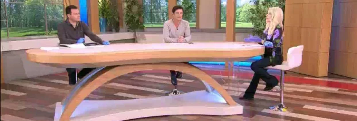 Ελένη Μενεγάκη | Τα μοβ γάντια, τα μέτρα προστασίας και το μήνυμα (pics) - εικόνα 5