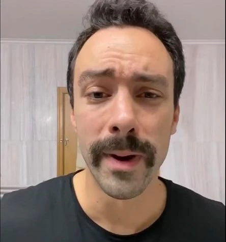 10 χρόνια νεότερος | Ο Σάκης Τανιμανίδης ξυρίστηκε και μοιάζει αγνώριστος - εικόνα 2