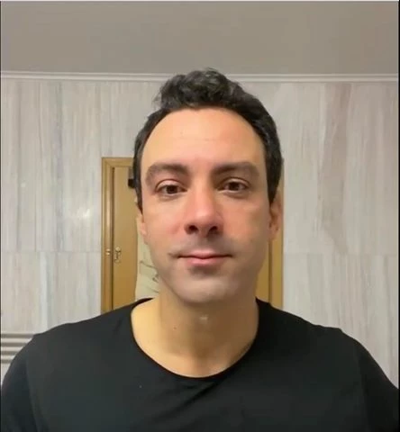 10 χρόνια νεότερος | Ο Σάκης Τανιμανίδης ξυρίστηκε και μοιάζει αγνώριστος - εικόνα 3