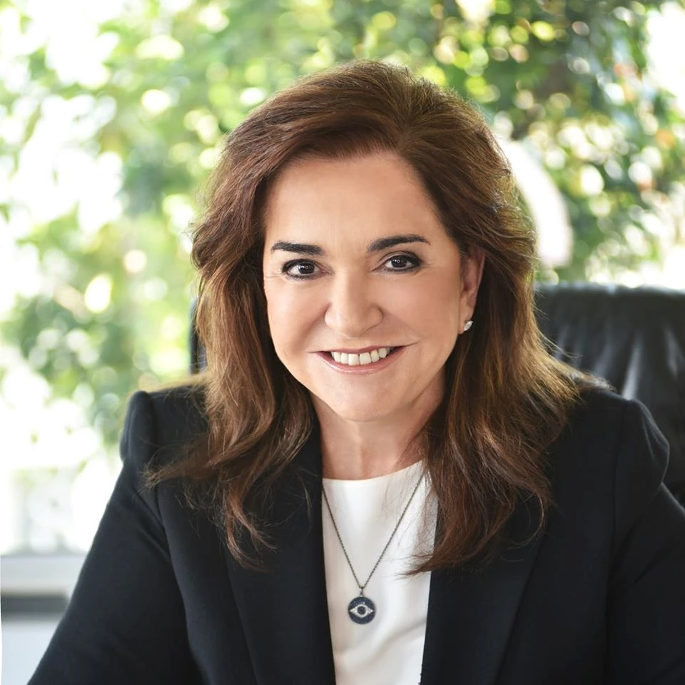 Η Ντόρα Μπακογιάννη χαμογελαστή σε σπάνια δημόσια εμφάνιση με τον σύζυγό της