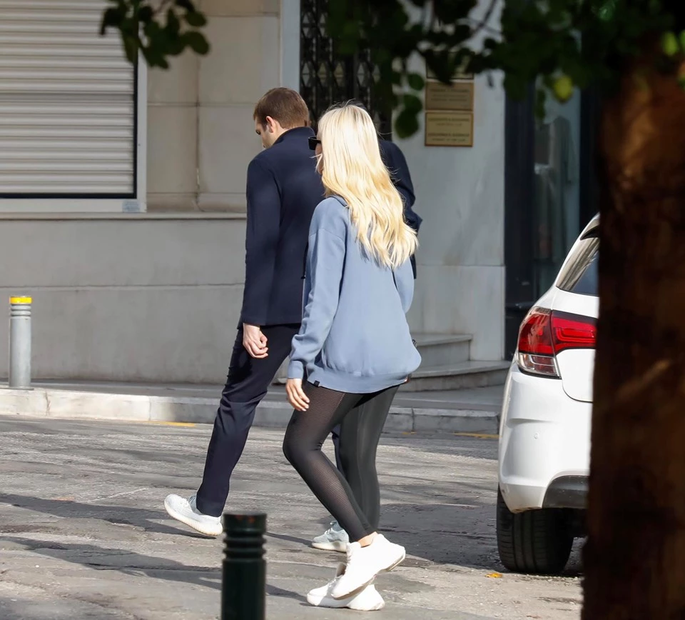 Κατερίνα Καινούργιου | Με casual look στην τελευταία της έξοδο με τον Φίλιππο Τσαγκρίδη πριν την απαγόρευση της κυκλοφορίας - εικόνα 5