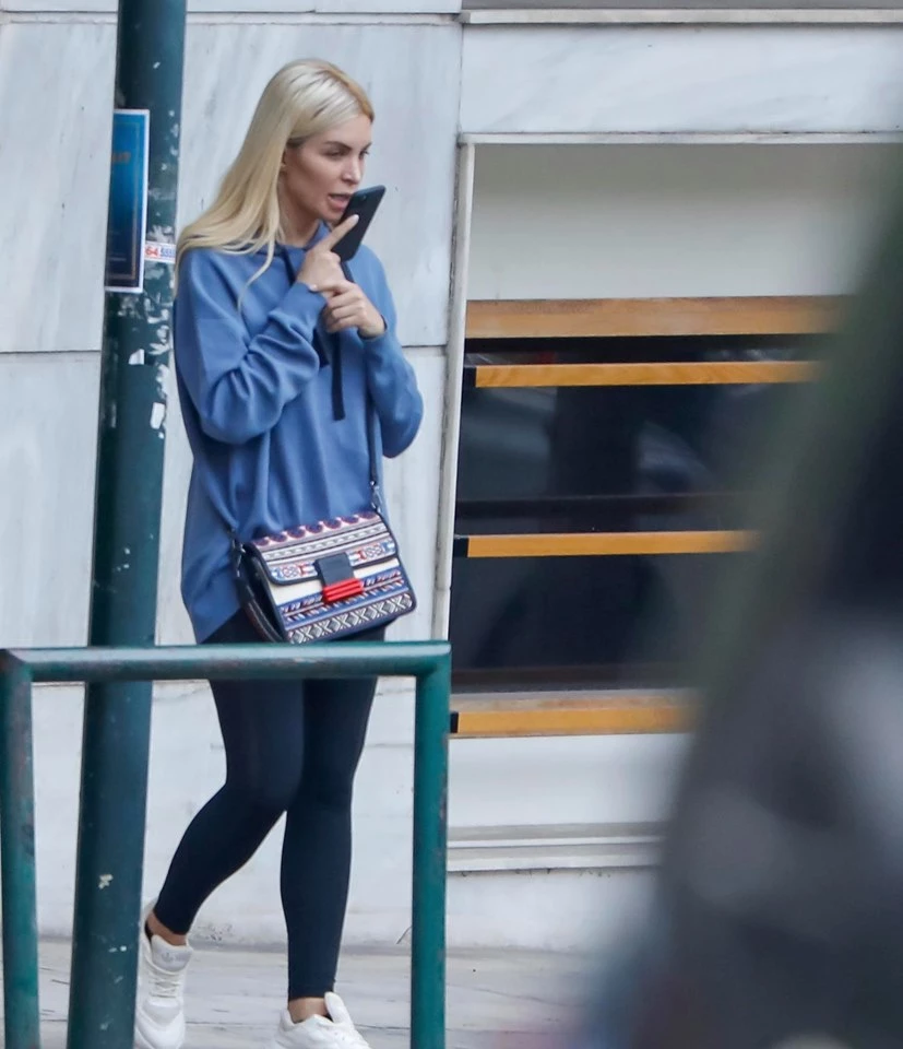 Κατερίνα Καινούργιου | Με casual look στην τελευταία της έξοδο με τον Φίλιππο Τσαγκρίδη πριν την απαγόρευση της κυκλοφορίας - εικόνα 6