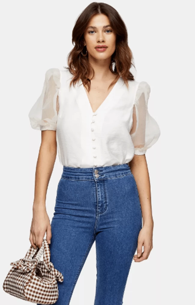 Η chic μπλούζα της Meghan Markle που έγινε sold out είναι και πάλι διαθέσιμη