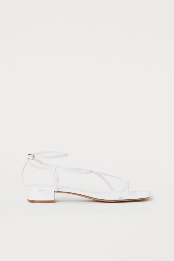 Φλατ παπούτσια από Zara, Mango και H&M που θα αναβαθμίσουν τις ανοιξιάτικες εμφανίσεις σου