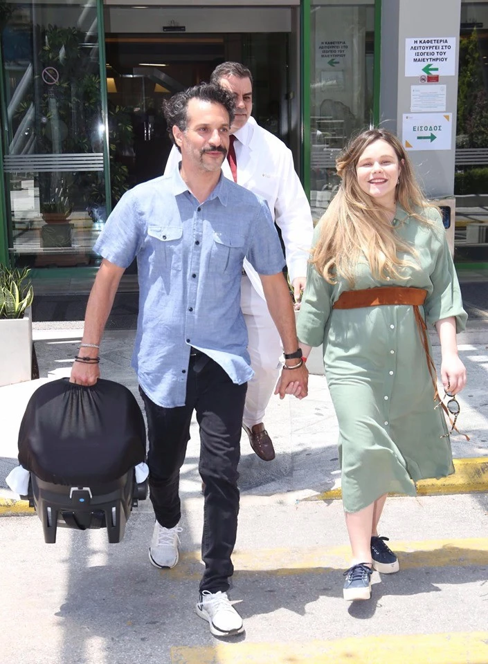 Γεωργία Αβασκαντήρα | Με maxi λαδί φόρεμα κατά την έξοδό της από το μαιευτήριο (pics) - εικόνα 3