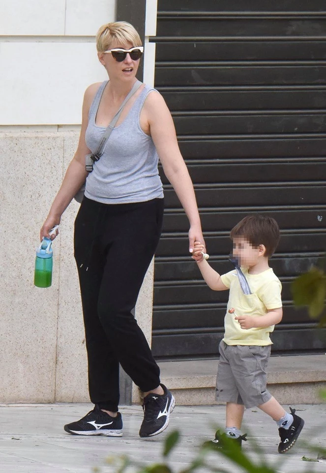 Σία Κοσιώνη | Βόλτα με τον γιο της, Δήμο, με casual outfit