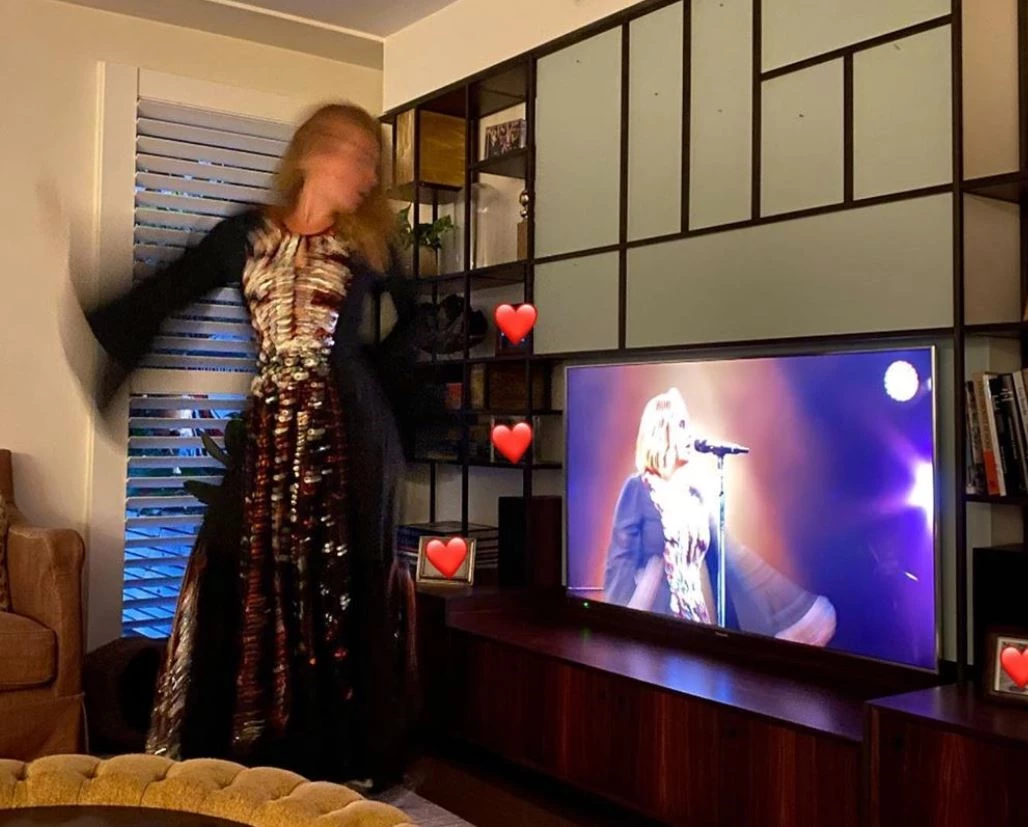 H Adele φόρεσε ξανά το ίδιο φόρεμα από την ιστορική της συναυλία στο Glastonbury και είναι πραγματικά αγνώριστη