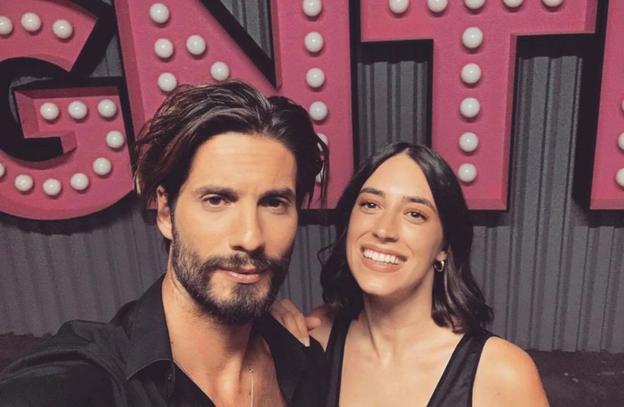 Μια ματιά στο σπίτι του Γιώργου Καράβα & της Ραφαέλας Ψαρρού | Το elegant σαλόνι με τη minimal διακόσμηση - εικόνα 2