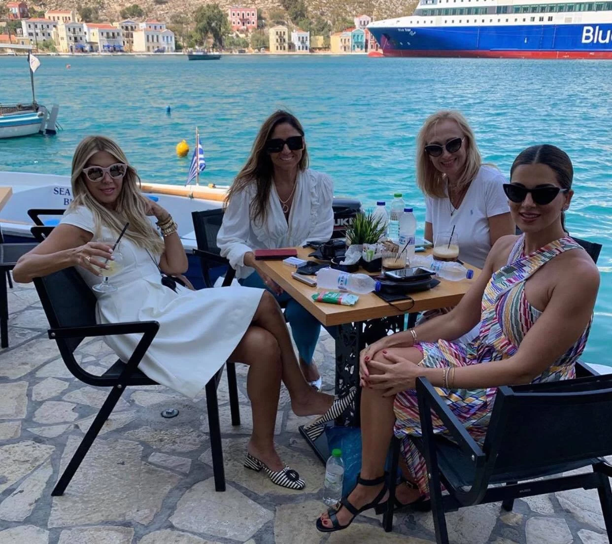 Σταματίνα Τσιμτσιλή | Τα φορέματα που επέλεξε στο ταξίδι της στο Καστελλόριζο με τον Θέμη Σοφό - εικόνα 2