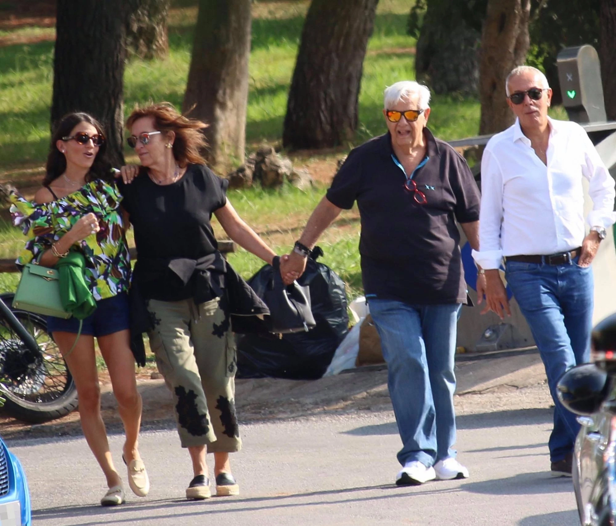Δήμητρα Μέρμηγκα | Το casual outfit της 27χρονης στην πρόσφατη έξοδο με τον 64χρονο σύζυγό της - εικόνα 2