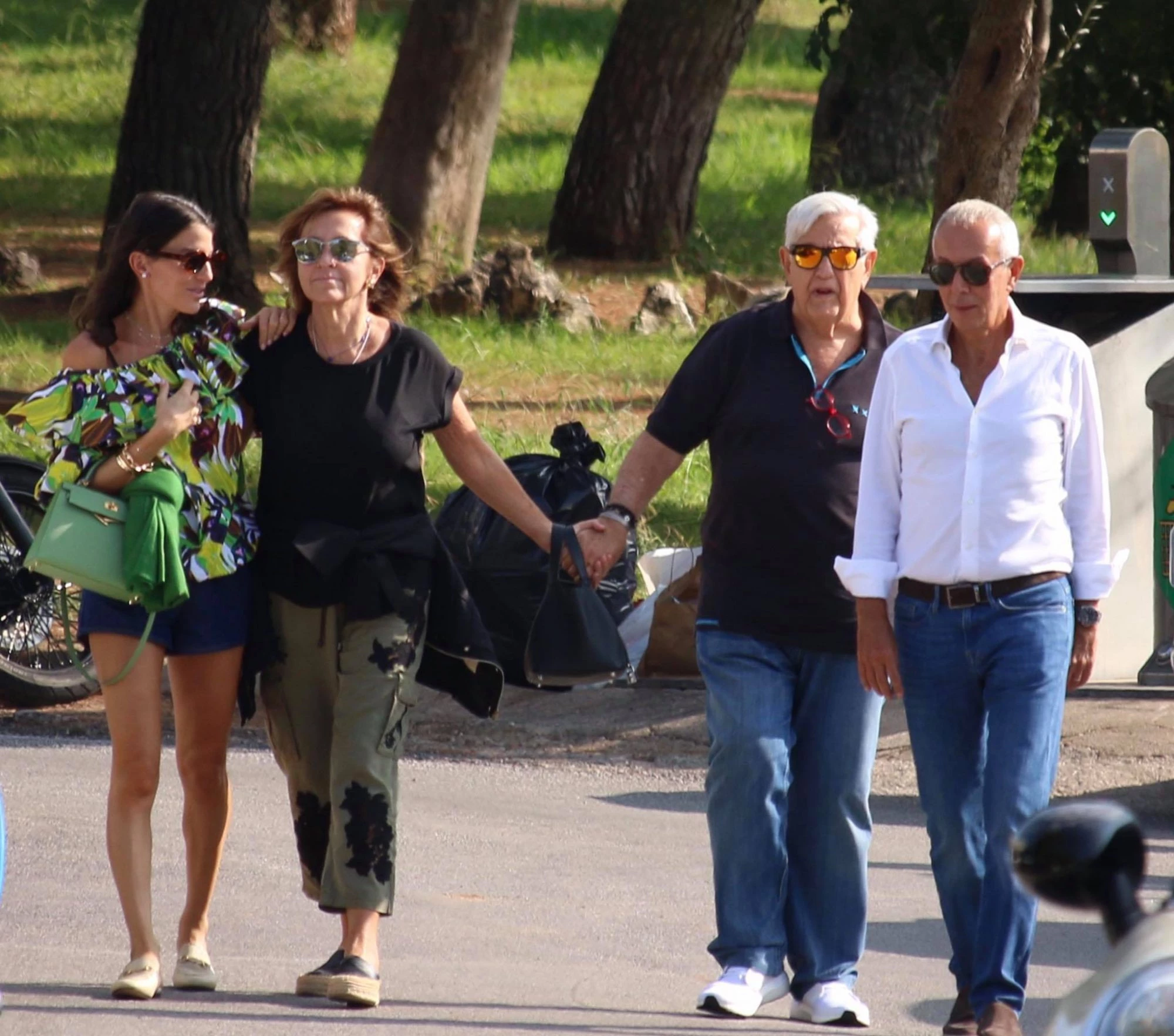 Δήμητρα Μέρμηγκα | Το casual outfit της 27χρονης στην πρόσφατη έξοδο με τον 64χρονο σύζυγό της - εικόνα 3