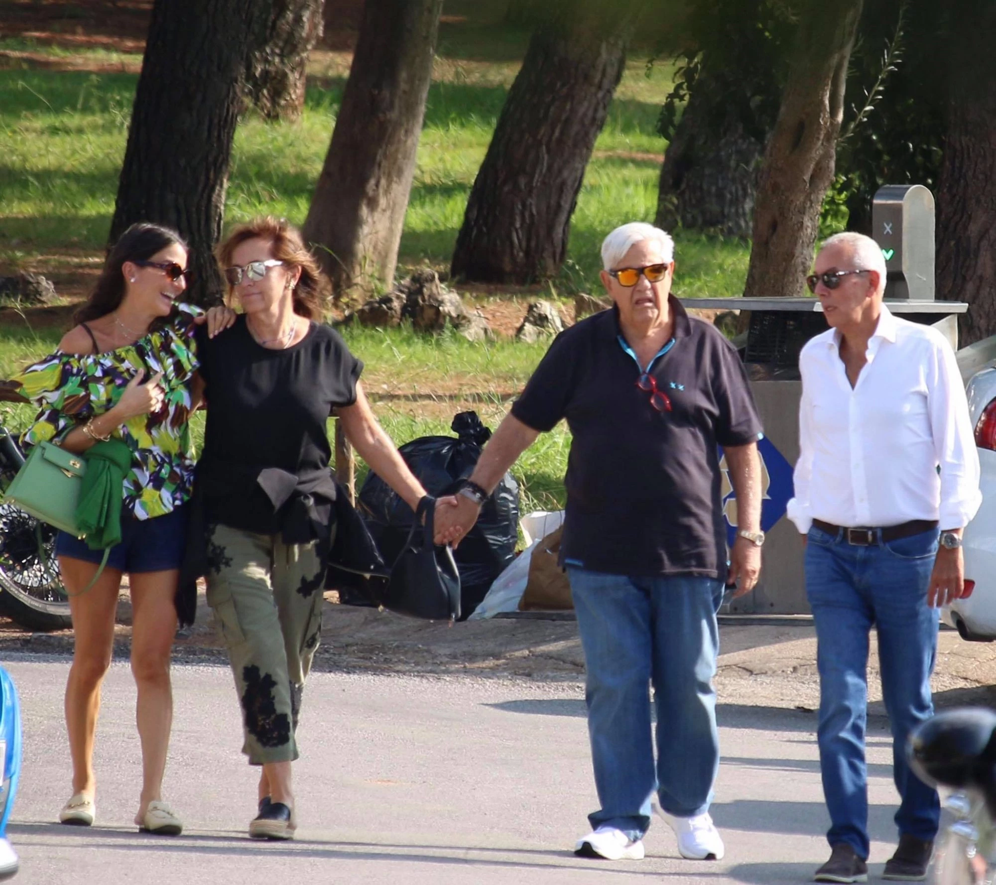 Δήμητρα Μέρμηγκα | Το casual outfit της 27χρονης στην πρόσφατη έξοδο με τον 64χρονο σύζυγό της - εικόνα 4