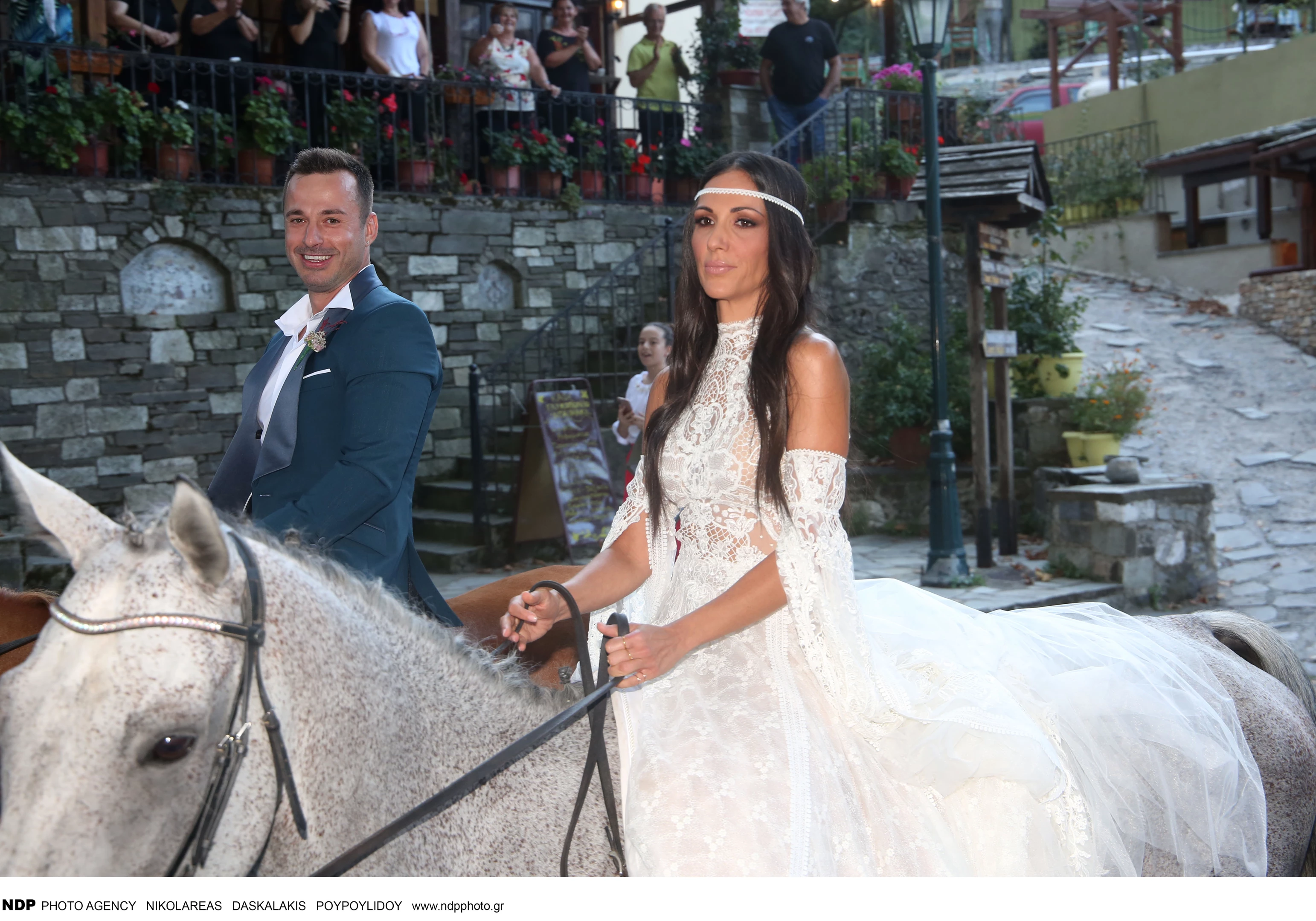 Ανθή Βούλγαρη | Τα αδημοσίευτα πλάνα από τον ροκ γάμο της με αφορμή την επέτειό της με τον Κώστα Κωνσταντινίδη (pics)