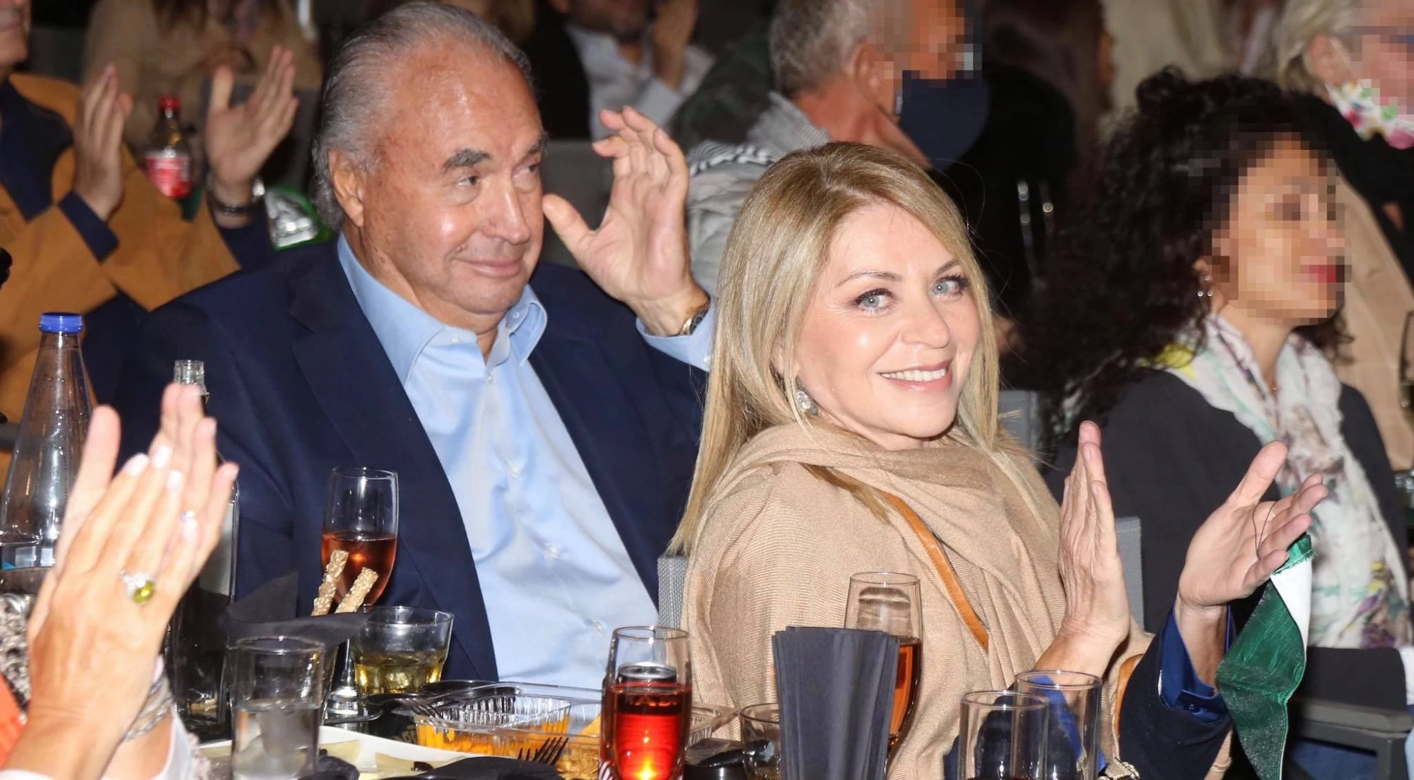 Έλλη Στάη | Το look που επέλεξε σε θεατρική έξοδο με τον Νίκο Μουνδρέα - εικόνα 4