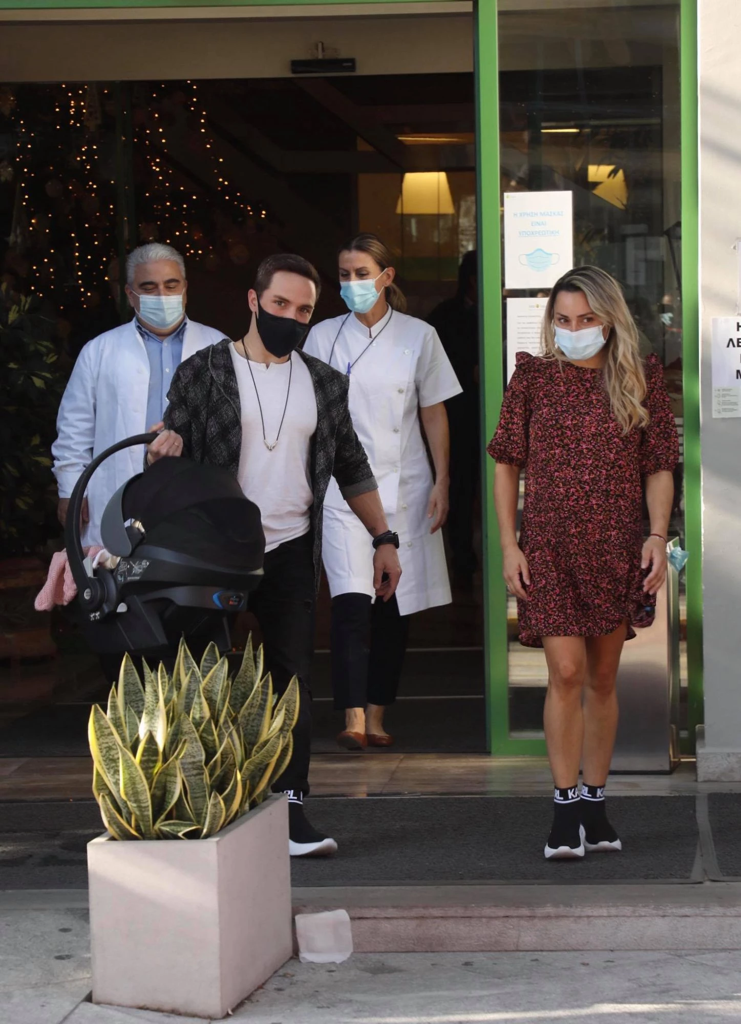 Βασιλική Μιλλούση | Με αέρινο floral φόρεμα στην έξοδο από το μαιευτήριο με τον Λευτέρη Πετρούνια και τη νεογέννητη κόρη τους - εικόνα 4