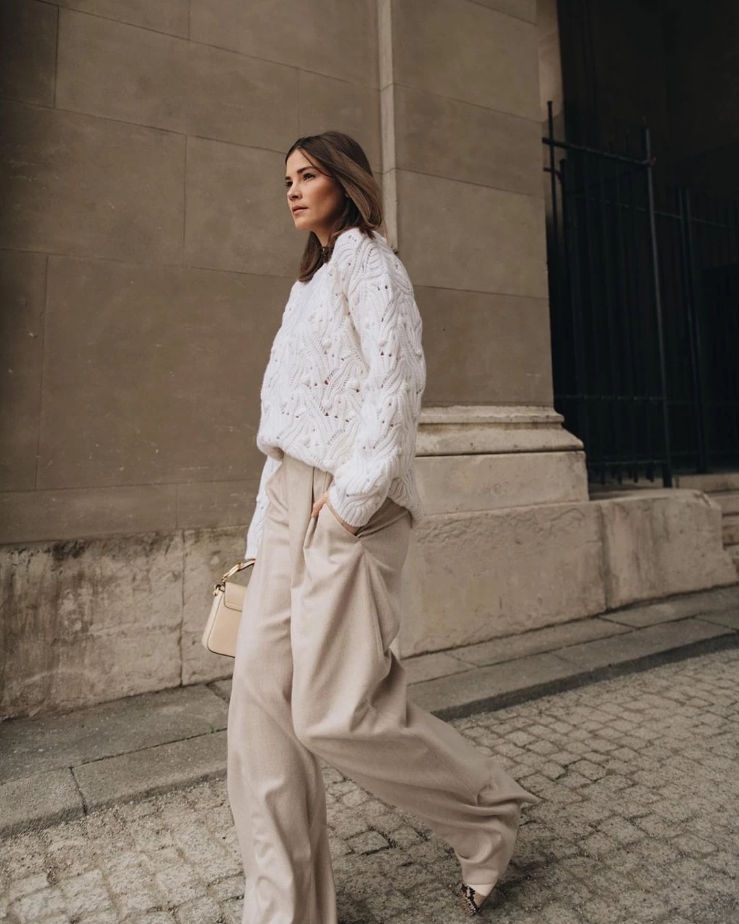White is the new black | 10 looks που θα σε πείσουν πως το λευκό είναι η απόλυτη απόχρωση του χειμώνα - εικόνα 7