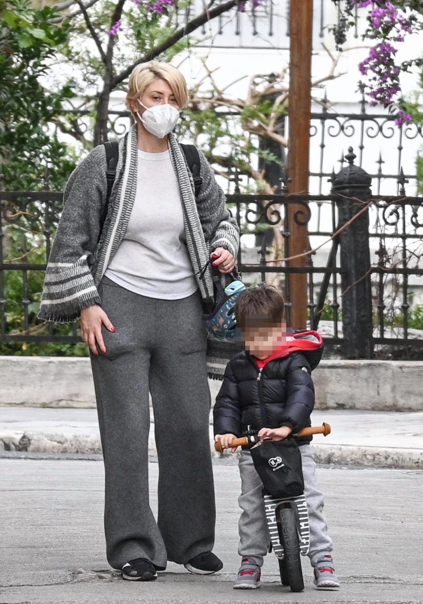 Σία Κοσιώνη | Με casual look για βόλτα με τον γιο της, Δήμο (pics)