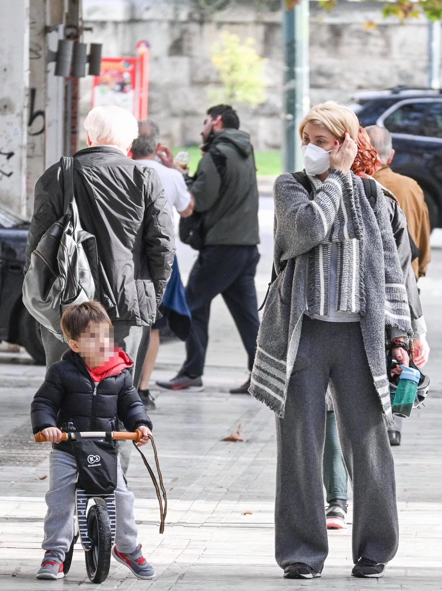 Σία Κοσιώνη | Με casual look για βόλτα με τον γιο της, Δήμο (pics) - εικόνα 2
