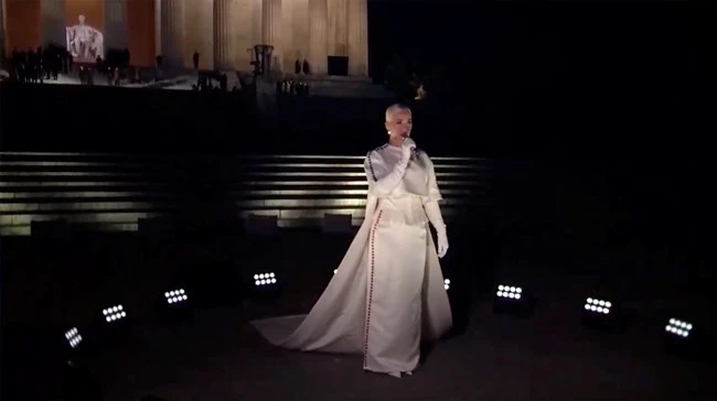 Katy Perry | Έκανε το φινάλε της χτεσινής βραδιάς με ultra chic εμφάνιση