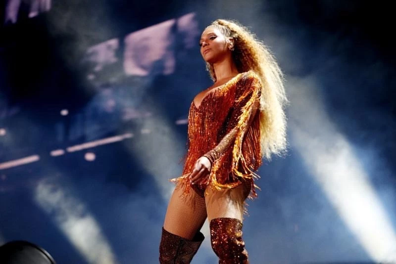 Η Beyoncé γίνεται κούκλα με δημιουργία του Έλληνα σχεδιαστή Vrettos Vrettakos - εικόνα 2
