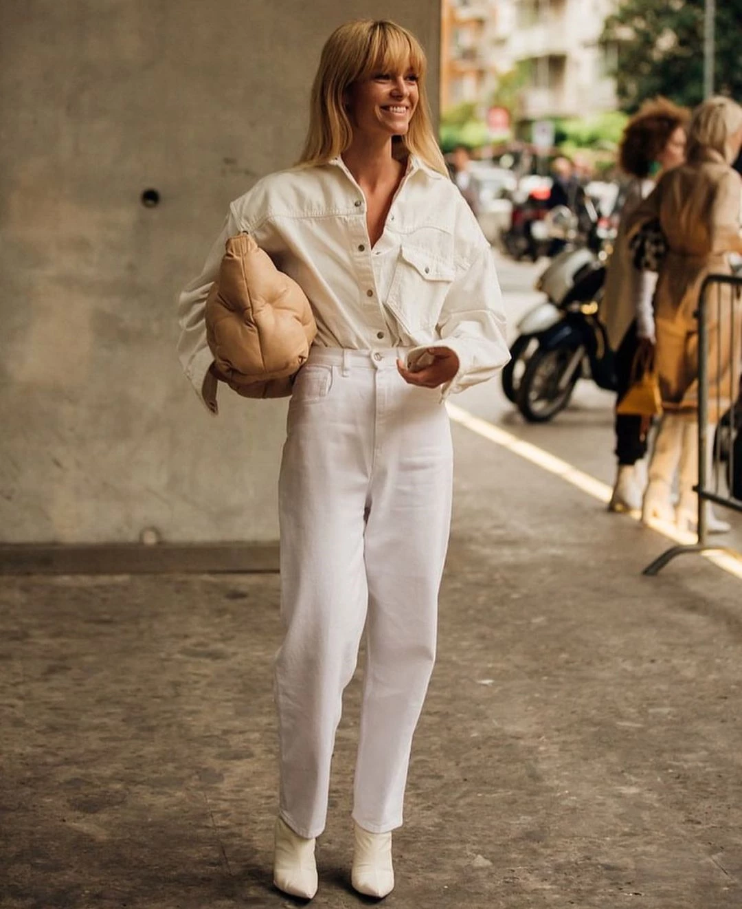 White is the new black | 10 looks που θα σε πείσουν πως το λευκό είναι η απόλυτη απόχρωση του χειμώνα - εικόνα 2