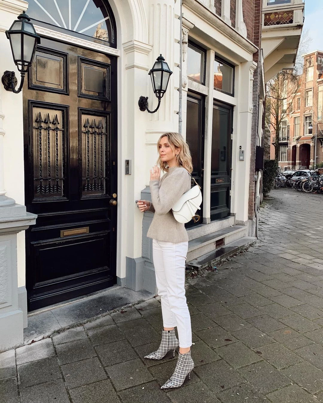 White is the new black | 10 looks που θα σε πείσουν πως το λευκό είναι η απόλυτη απόχρωση του χειμώνα - εικόνα 3