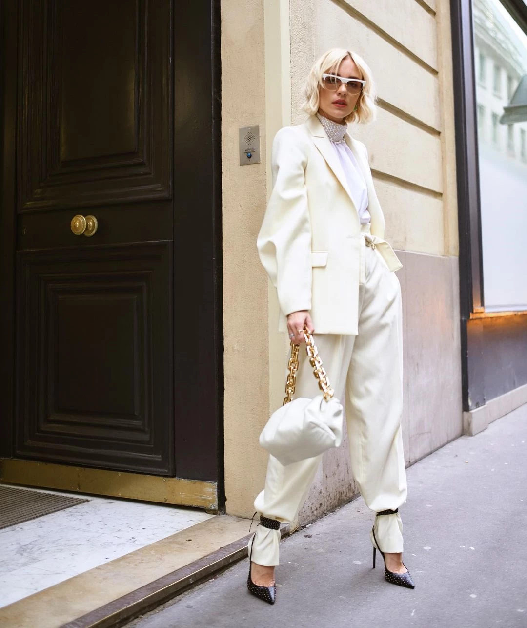 White is the new black | 10 looks που θα σε πείσουν πως το λευκό είναι η απόλυτη απόχρωση του χειμώνα - εικόνα 5