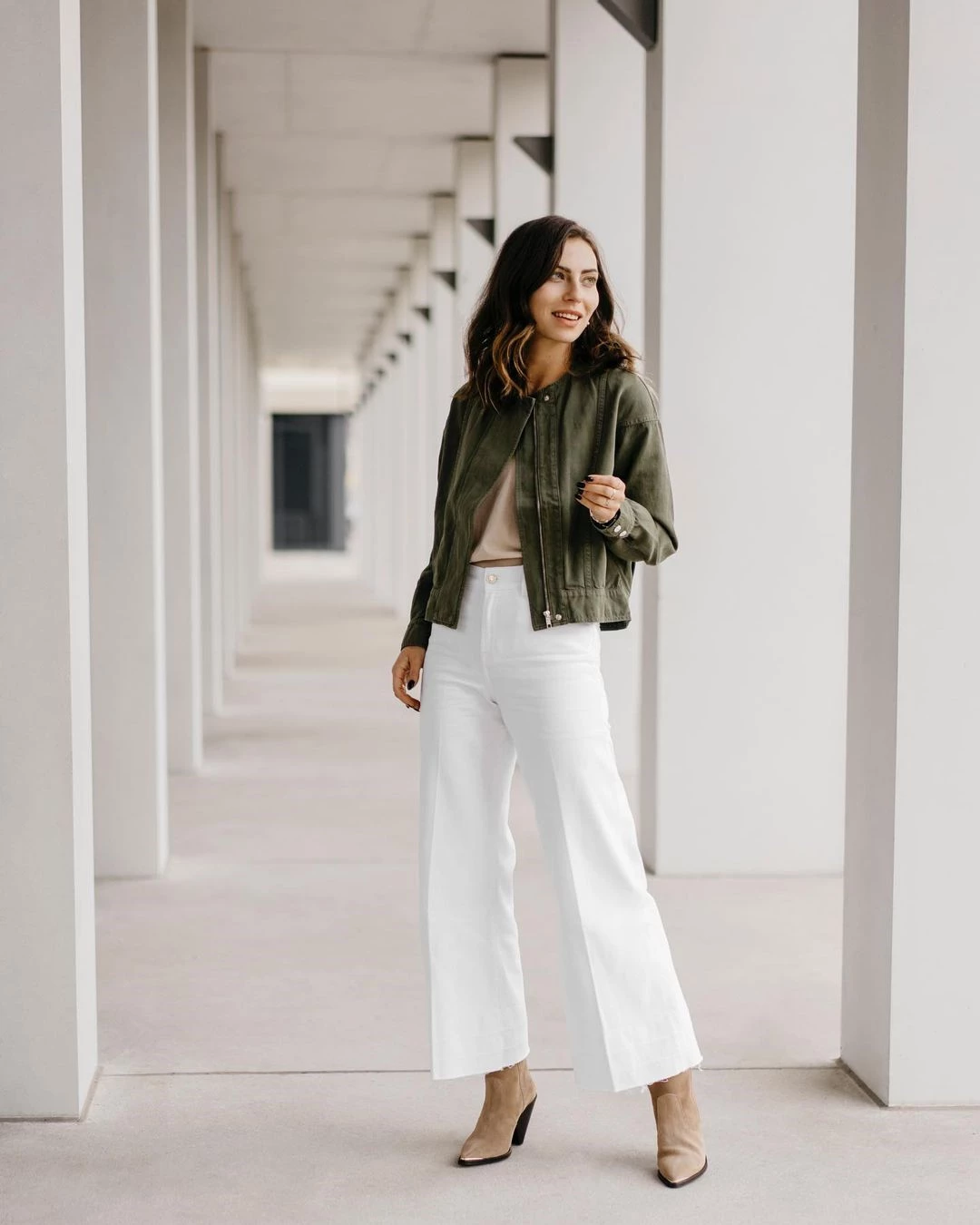 White is the new black | 10 looks που θα σε πείσουν πως το λευκό είναι η απόλυτη απόχρωση του χειμώνα - εικόνα 9