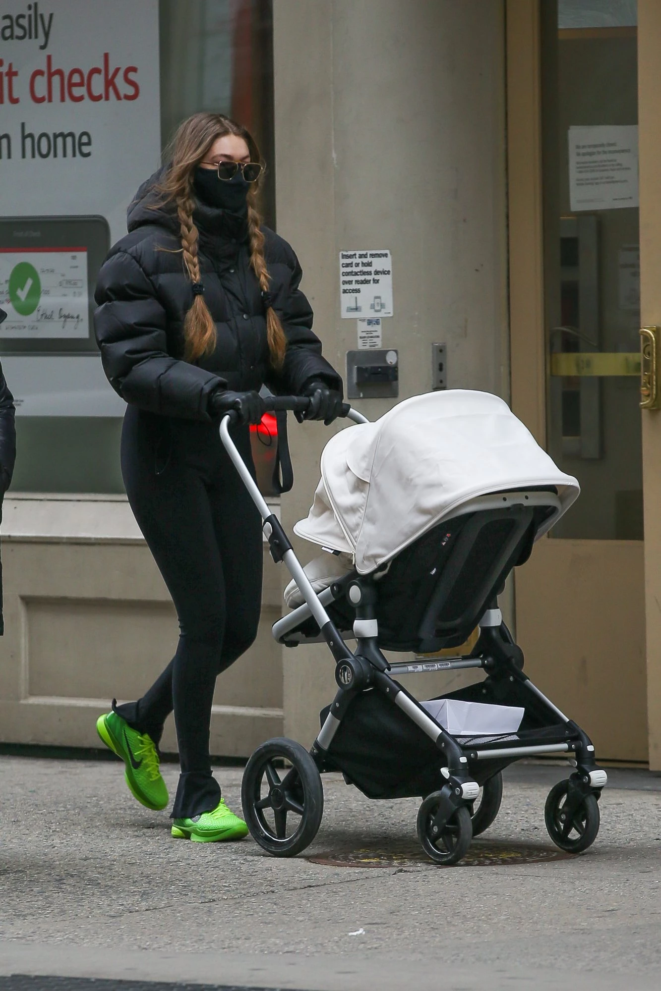 Η Gigi Hadid με το πιο σικάτο κολάν που θα σε κάνει να αντικαταστήσεις τις φόρμες - εικόνα 2