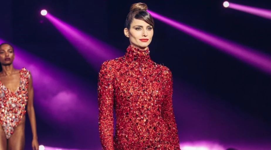 MadWalk | Όλες οι εντυπωσιακές εμφανίσεις των stars στο catwalk - εικόνα 2