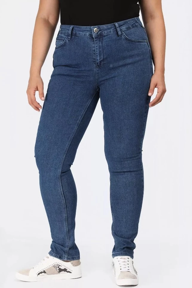 Plus size Fashion | 7 τζιν παντελόνια που θα αναδείξουν τέλεια τις καμπύλες σου - εικόνα 7