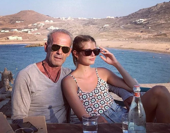 Η Αμαλία Κωστοπούλου ποζάρει με το μαγιό της σε σκάφος στο Κάπρι | Οι φωτογραφίες που θα σε ταξιδέψουν