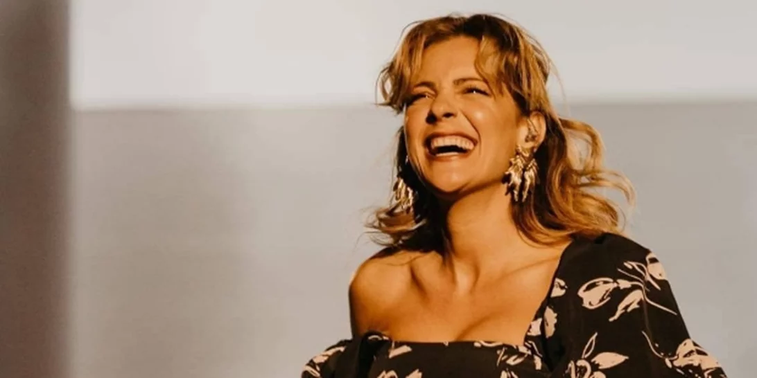 H Νατάσσα Μποφίλιου σε μία σπάνια δημόσια εμφάνιση με τους γονείς της | Η stylish μητέρα της και ο γλυκύτατος πατέρας της