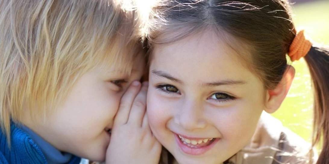 "Θα παντρευτείς την Κατερίνα;" | Κάποιοι γονείς ακόμα δίνουν άλλη διάσταση στις πρώτες φιλίες των παιδιών τους