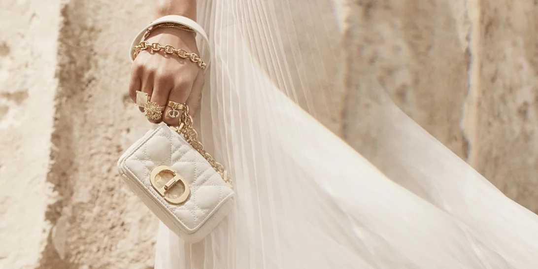 Η χριστουγεννιάτικη καμπάνια του οίκου Dior με φόντο τη Νεμέα θα σε βάλει σε εορταστικό mood