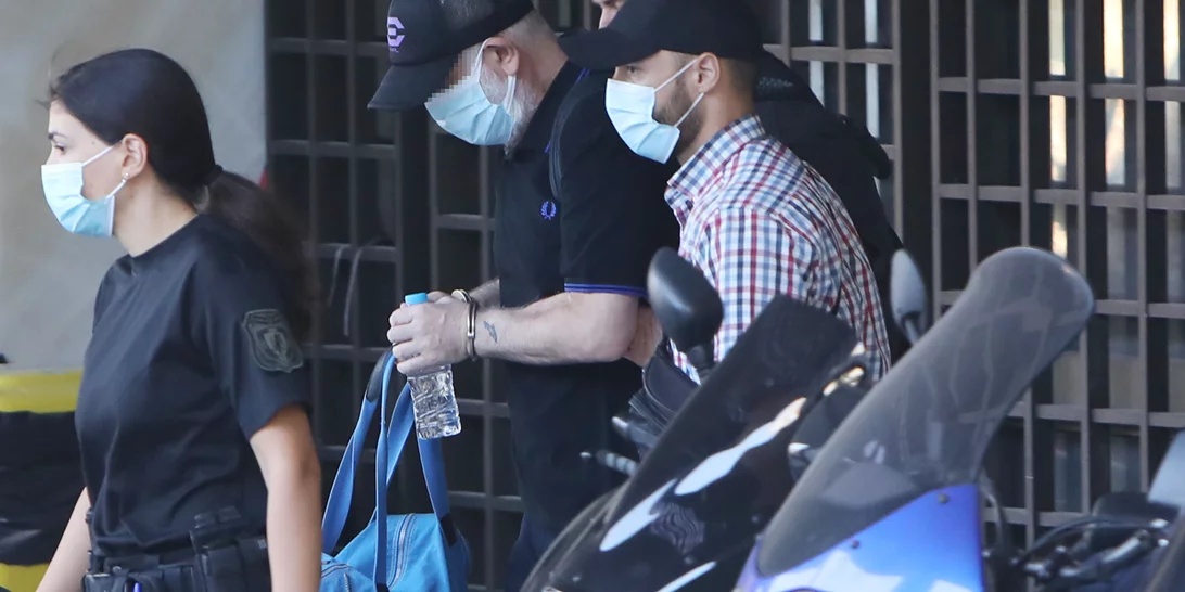 Celebrity News | Η εμφάνιση του Φιλιππίδη με χειροπέδες, το κόκκινο σακάκι της Νικολούλη και ο καυγάς στο Survivor