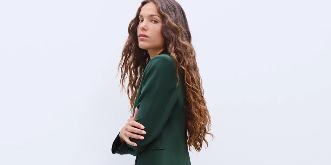 Από το γραφείο στη βραδινή έξοδο | Το πράσινο κοστούμι από τη Stradivarius που θα σε "σώσει"