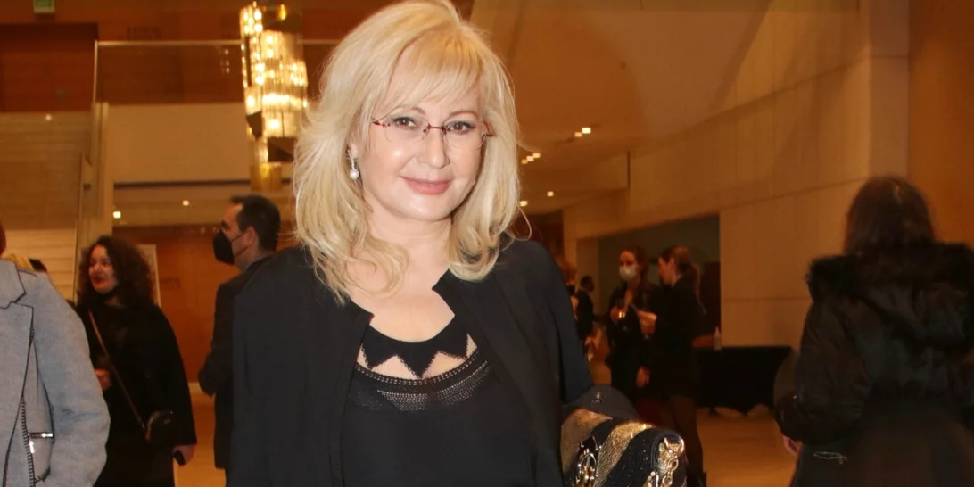 Η Αγγελική Νικολούλη στόλισε | Η φωτογραφία από το "ζεστό" καθιστικό της με το πανύψηλο δέντρο