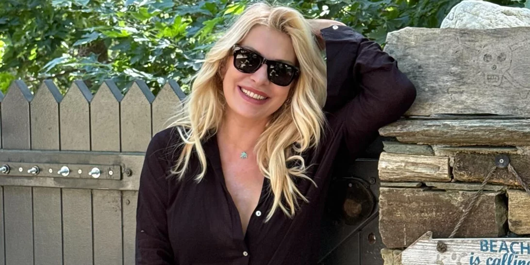 Made in Greece | Η Ελένη Μενεγάκη με το ιδανικό εμπριμέ μπικίνι για γυναίκες με μεγάλο στήθος